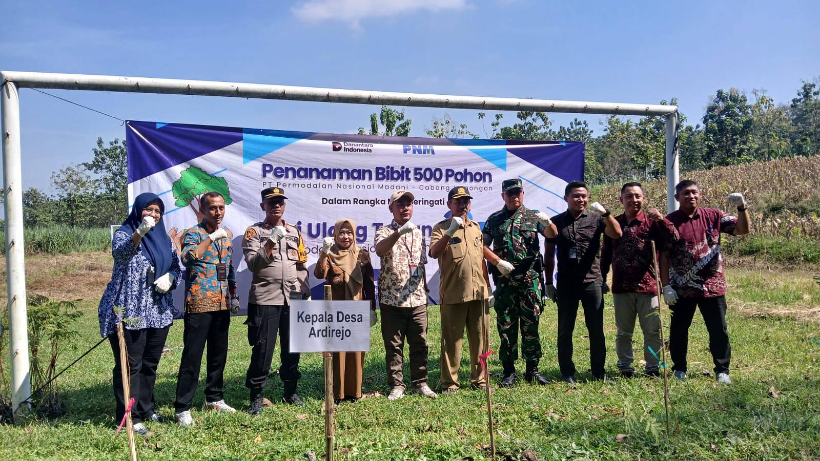 TNI Bersama Muspika dan PNM Wujudkan Sambeng Lebih Hijau Lewat Penanaman 500 Pohon