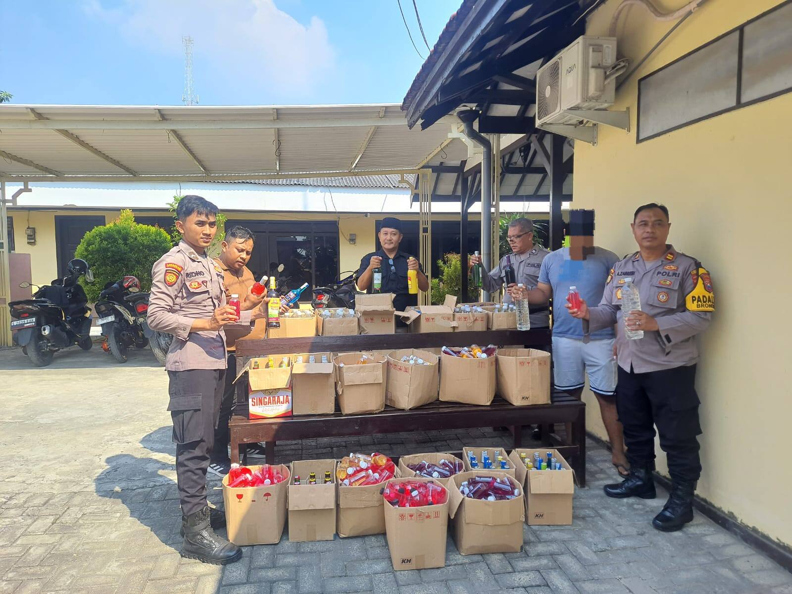 Berkedok Warung Kelontong, Ratusan Botol Miras Diamankan Polisi