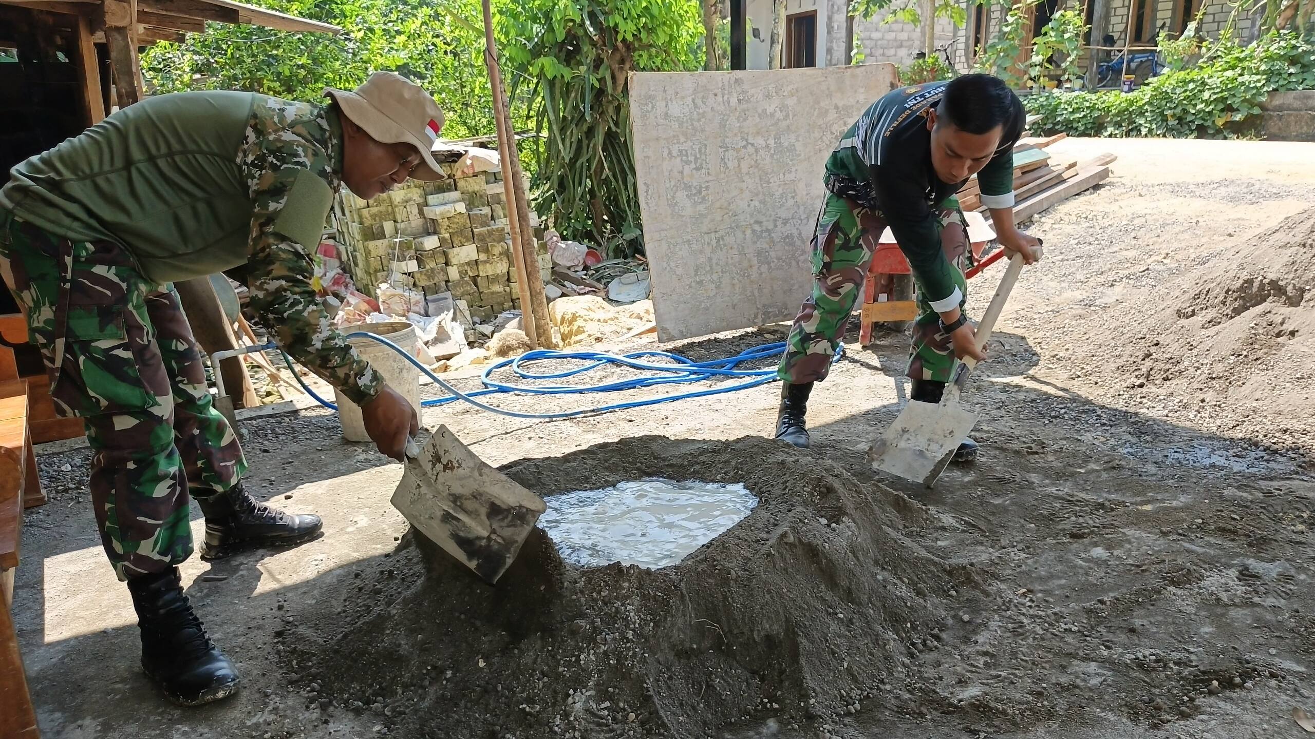 Wujud Kemanunggalan TNI dan Rakyat, Babinsa Koramil 0812/06 Ngimbang Bantu Rabat Beton Rumah Warga