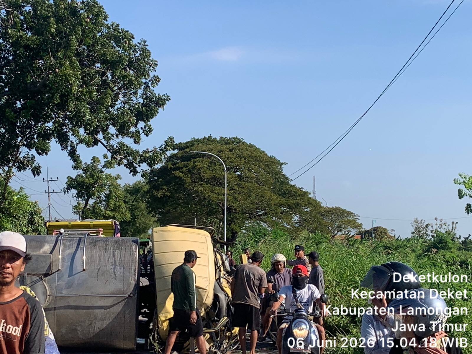 Diduga Sopir Mengantuk, Truk Tangki Terguling Setelah Hantam Pohon di Deket