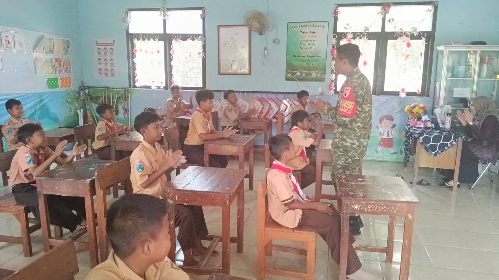 Tumbuhkan Nasionalisme Sejak Usia Dini, Babinsa Koramil 0812/02 Deket Sambangi Sekolah Dasar
