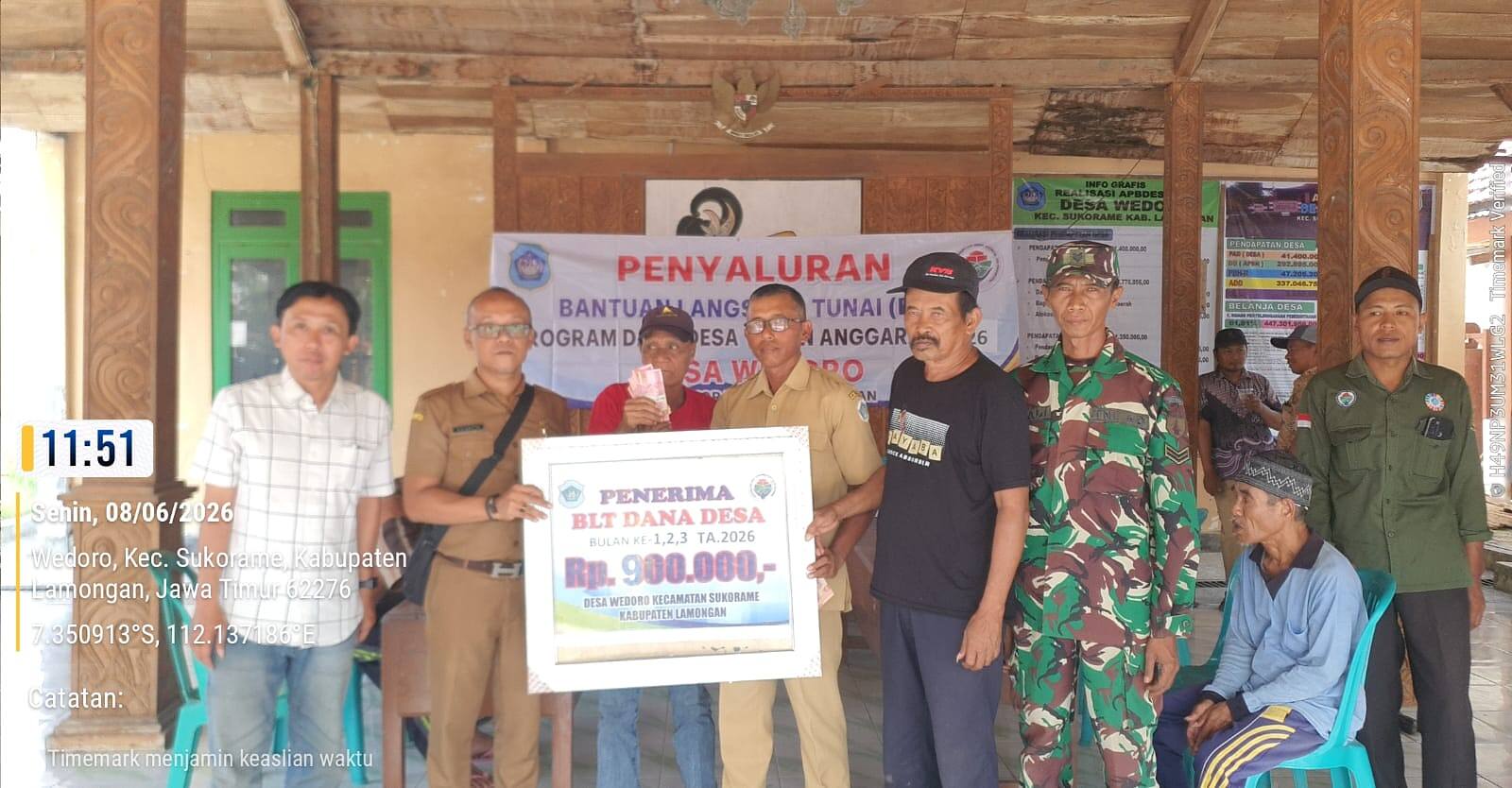 Kawal Penyaluran Bantuan, Babinsa Sertu Supadi Hadiri Pencairan BLT Dana Desa Wedoro
