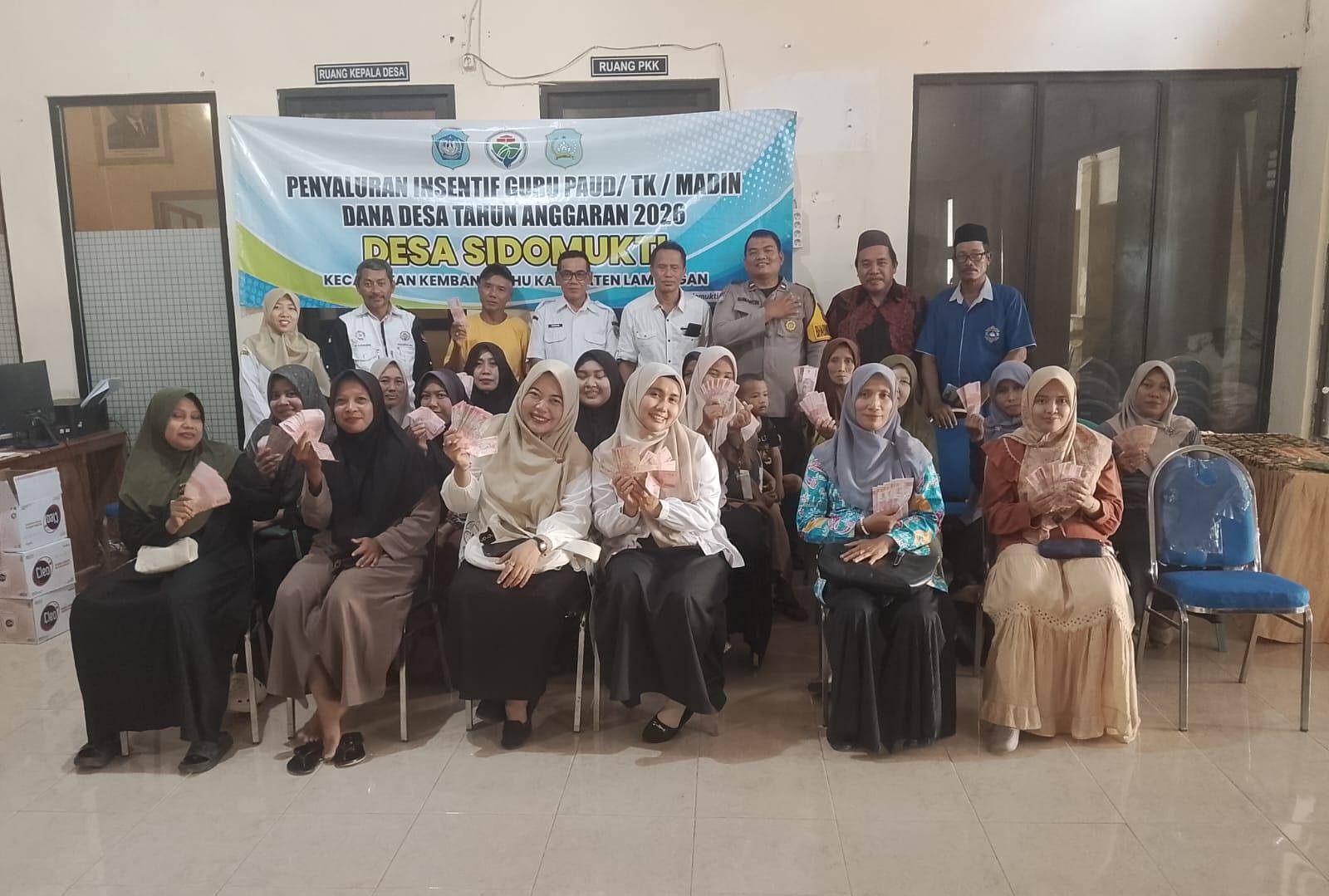 Dukung Kemajuan Pendidikan, 30 Tenaga Pendidik di Sidomukti Terima Insentif Dana Desa