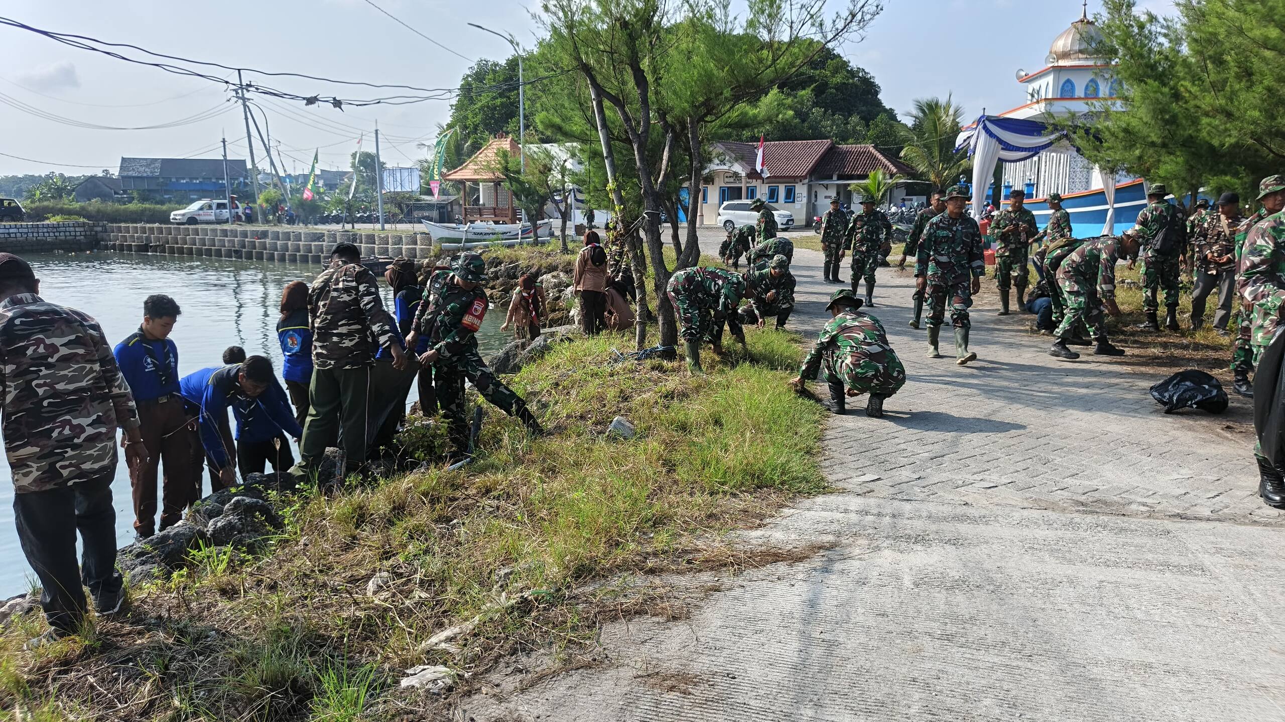 Melalui Karya Bakti TNI, Kodim 0812/Lamongan Perkuat Ketahanan Wilayah di Kawasan Pantai Pengkolan