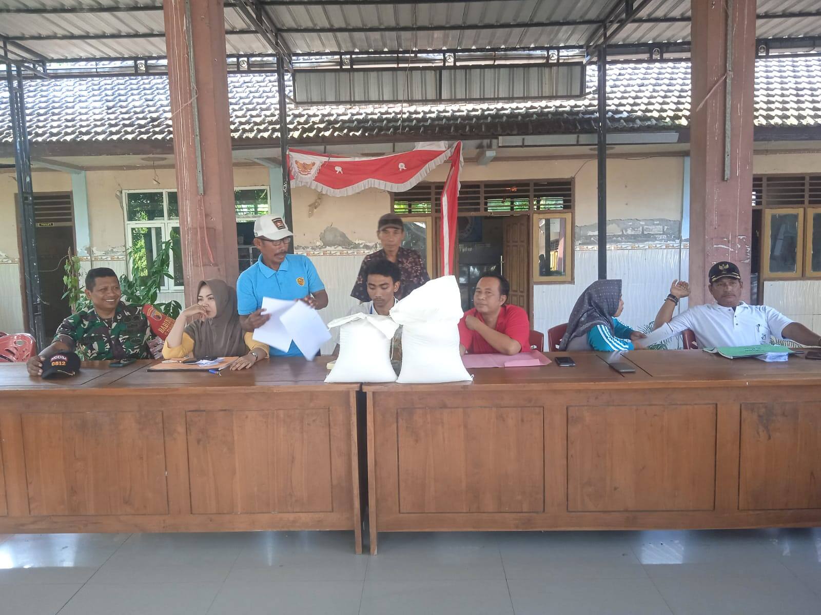 Babinsa Koramil 0812/25 Sarirejo Dampingi Penyaluran Bantuan Pangan bagi 713 Keluarga Penerima Manfaat