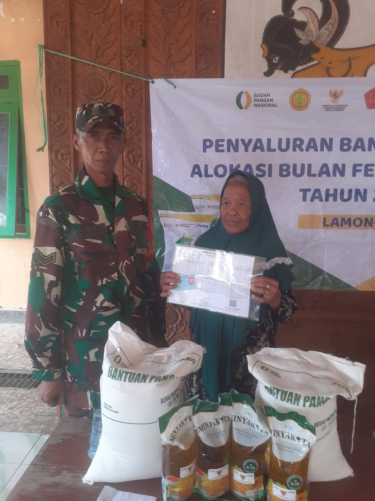 Pastikan Tepat Sasaran, Babinsa Sukorame Dampingi Distribusi Bantuan Pangan di Desa Wedoro
