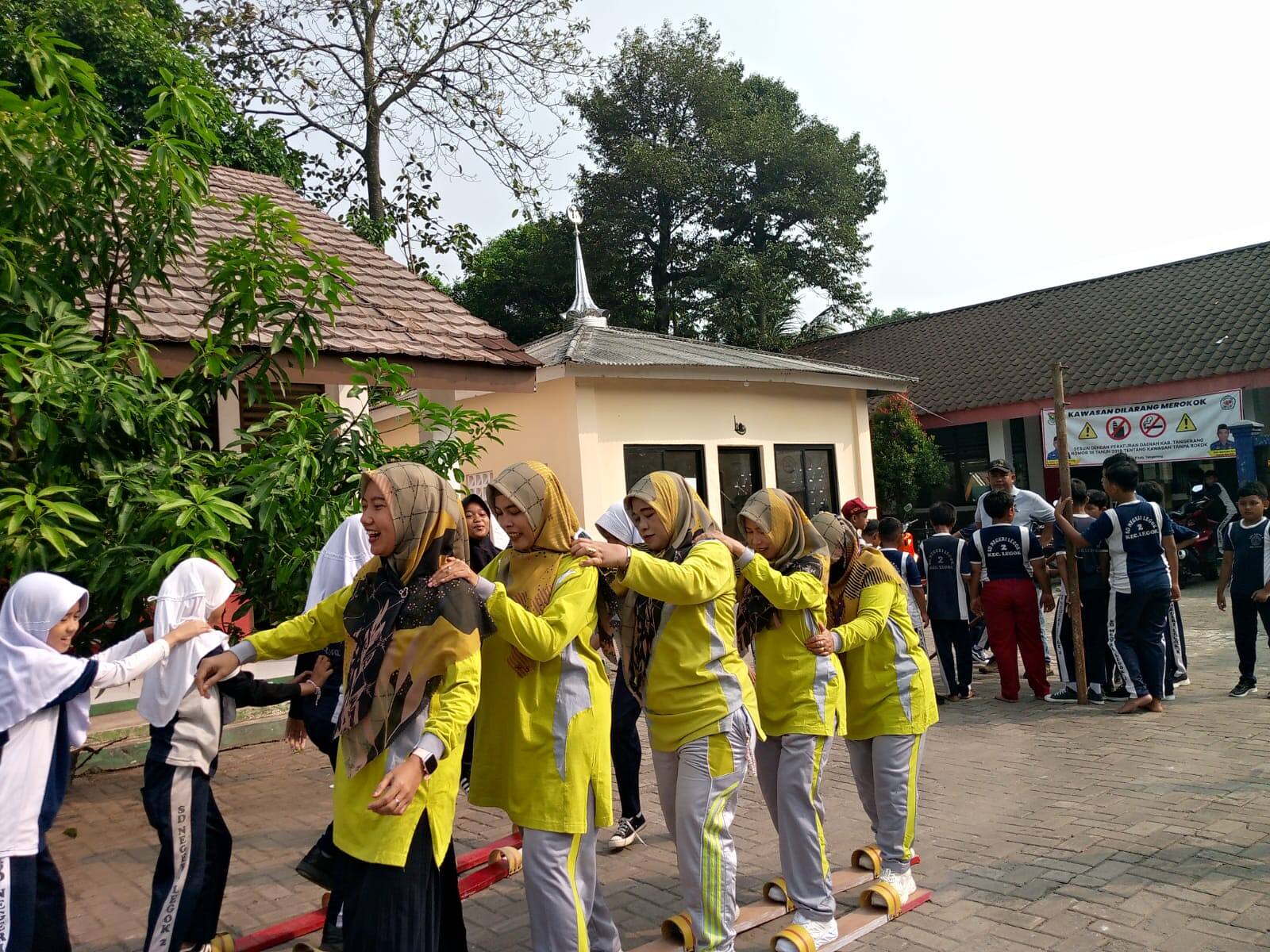 KORMI Kabupaten Tangerang Kenalkan Kembali Permainan Tradisional Egrang dan Bakiak di SDN Legok II