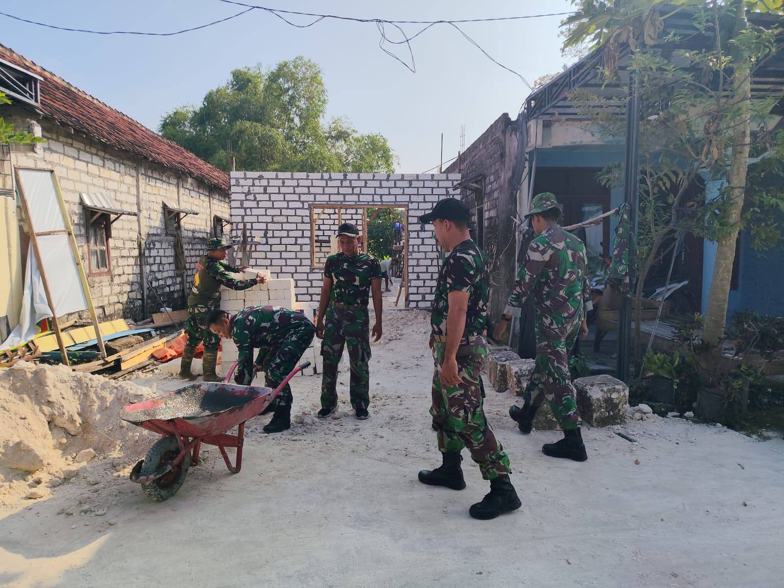Perkuat Kemanunggalan TNI dan Rakyat, Babinsa Glagah Gotong Royong Bedah Rumah Warga