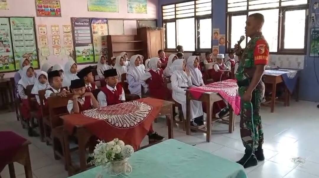 Tumbuhkan Cinta Tanah Air, Babinsa Koramil 0812/03 Turi Bekali Siswa SDN Turi dengan Wawasan Kebangsaan