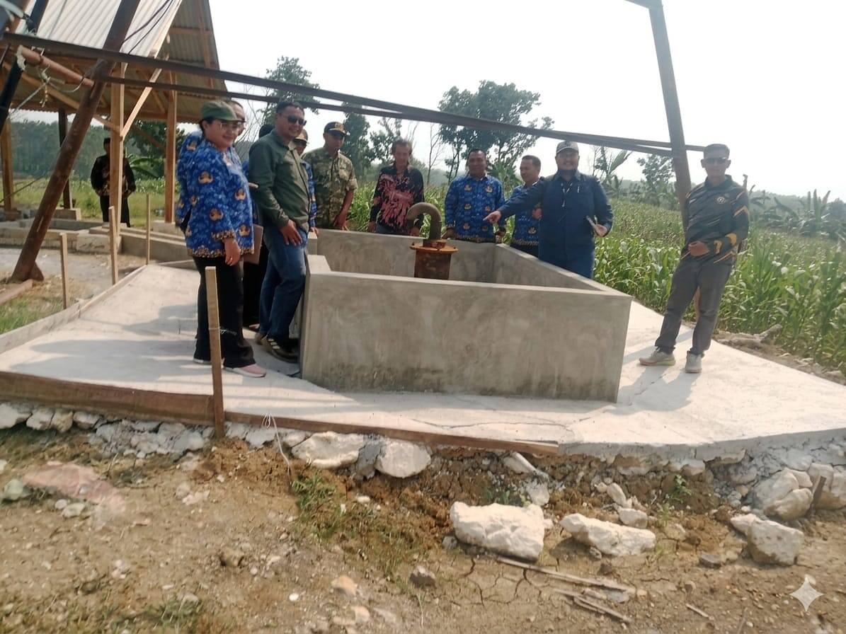 Danramil Sugio Bersama Tim Gabungan Tinjau Sumur Tua yang Diduga Mengandung Migas