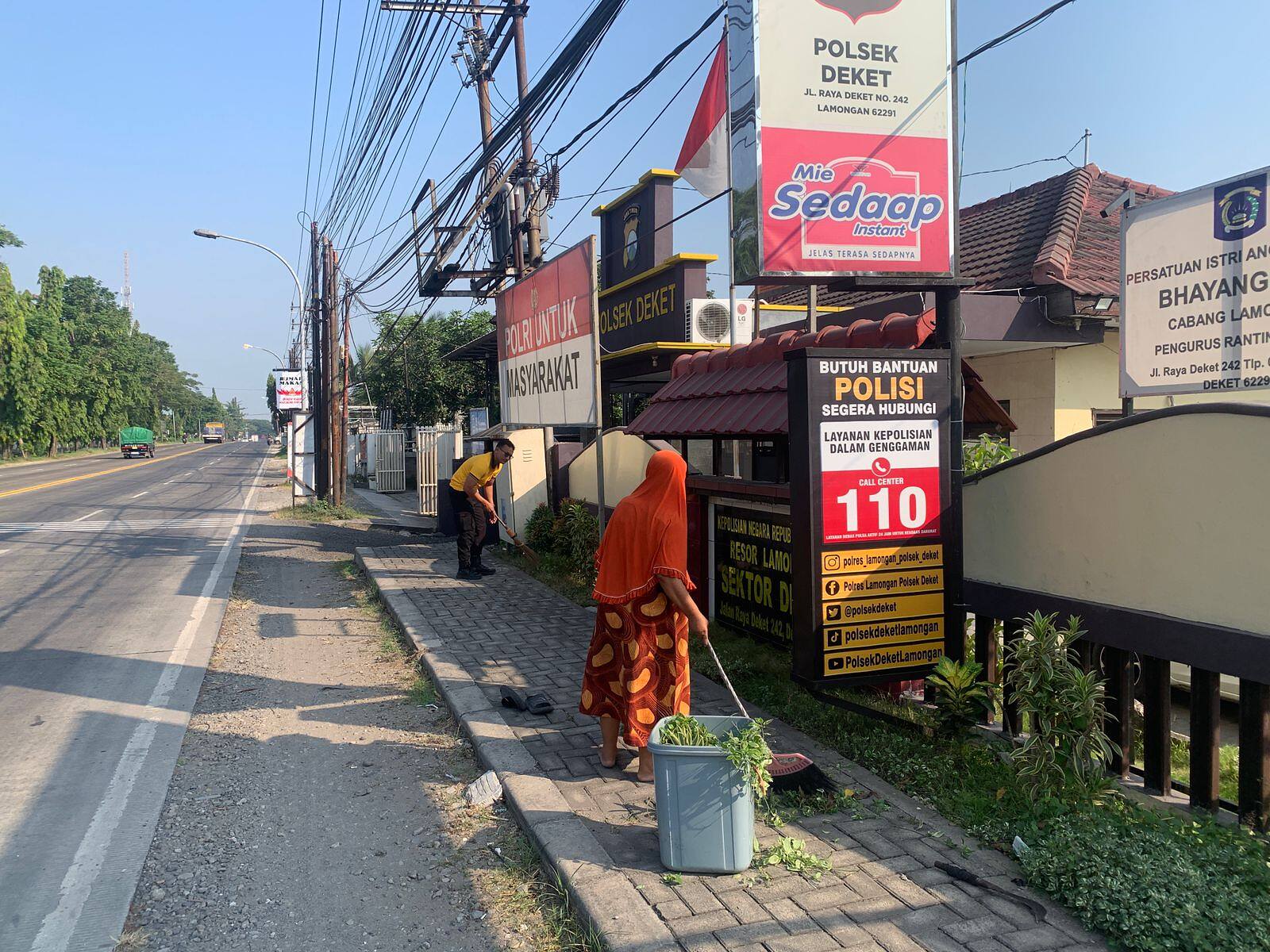 Jelang Hari Bhayangkara ke-80, Personel Polsek Deket Kompak Bersihkan Lingkungan Mako