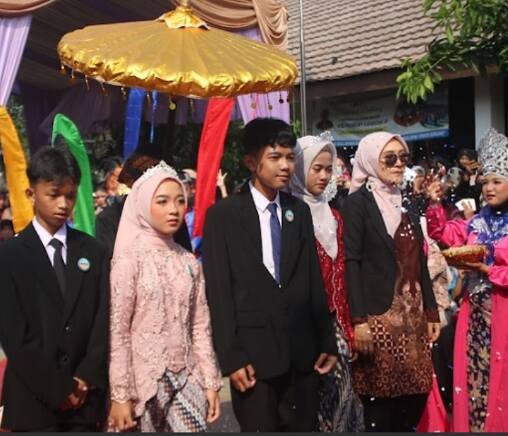 SDN Legok 2 Gelar Pelepasan 84 Siswa Kelas VI Melalui Upacara Adat Mapag Panganten