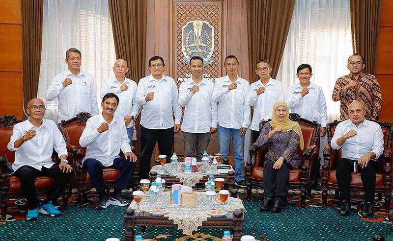 Gubernur Jatim Terima JMSI Jatim Award 2026 Kategori Keterbukaan Media Berkualitas