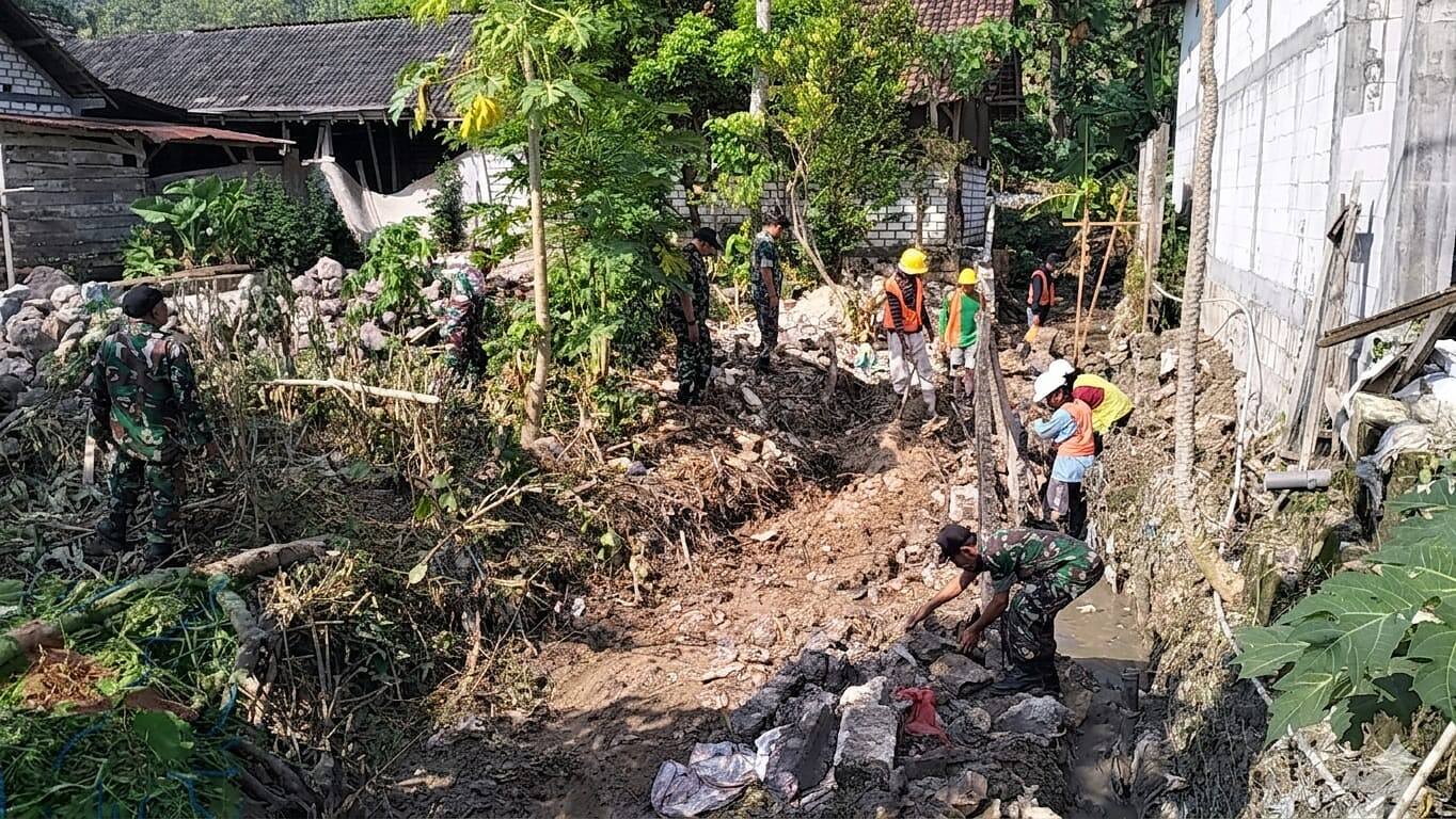 Perkuat Infrastruktur Desa, Babinsa Ngimbang Pimpin Karya Bakti Normalisasi Irigasi