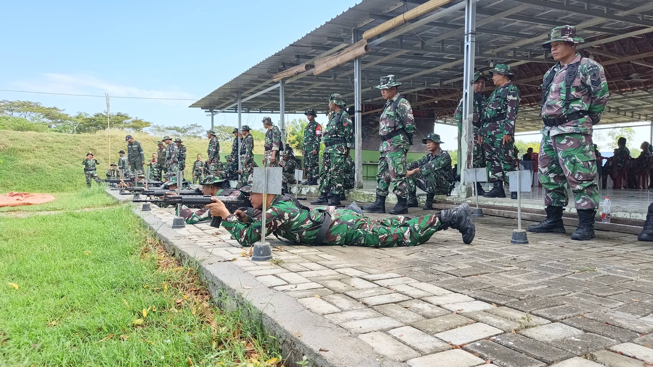 Kodim 0812/Lamongan Asah Kemampuan Tempur Prajurit Melalui Latihan Menembak