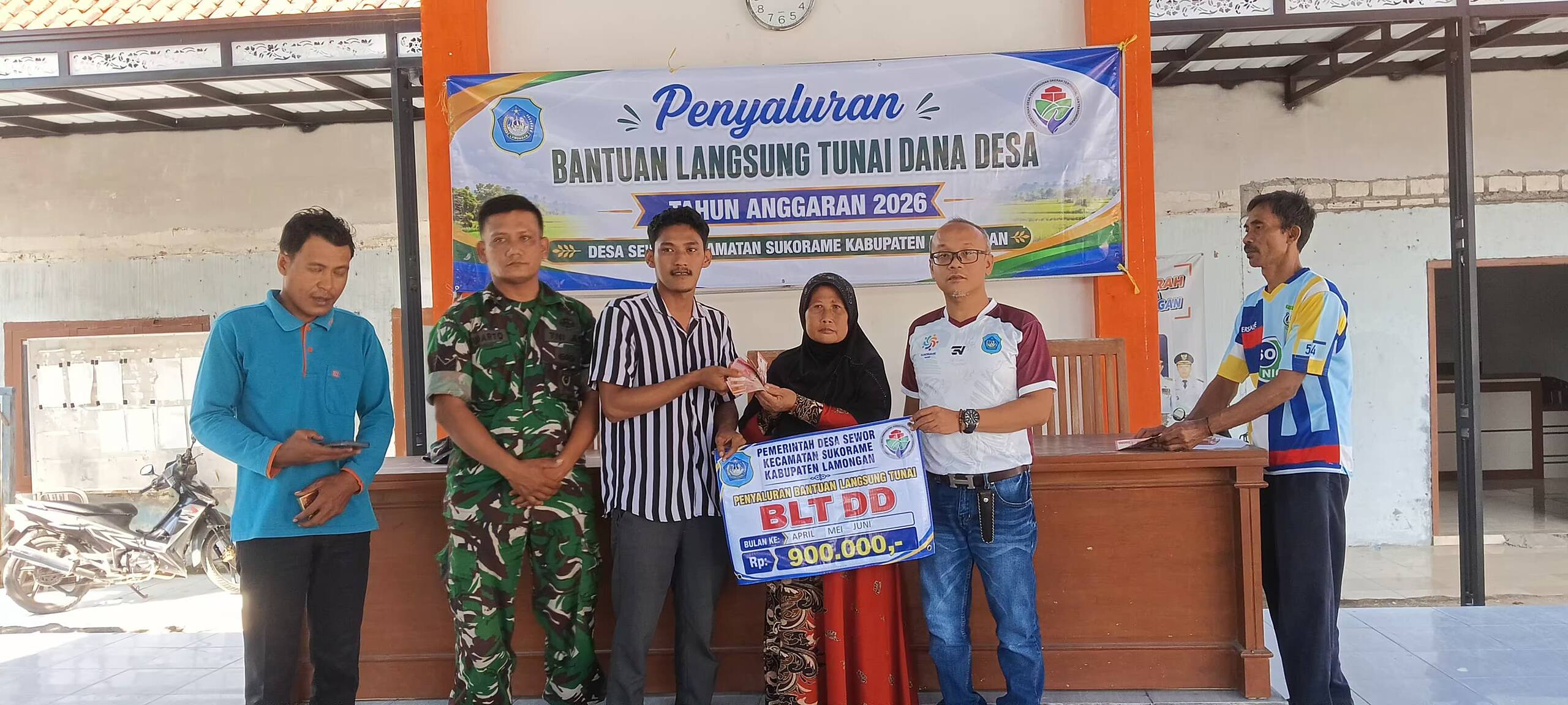 Pastikan Tepat Sasaran, Babinsa Koramil 0812/24 Sukorame Dampingi Penyaluran BLT-DD kepada Warga Desa Sidomulyo