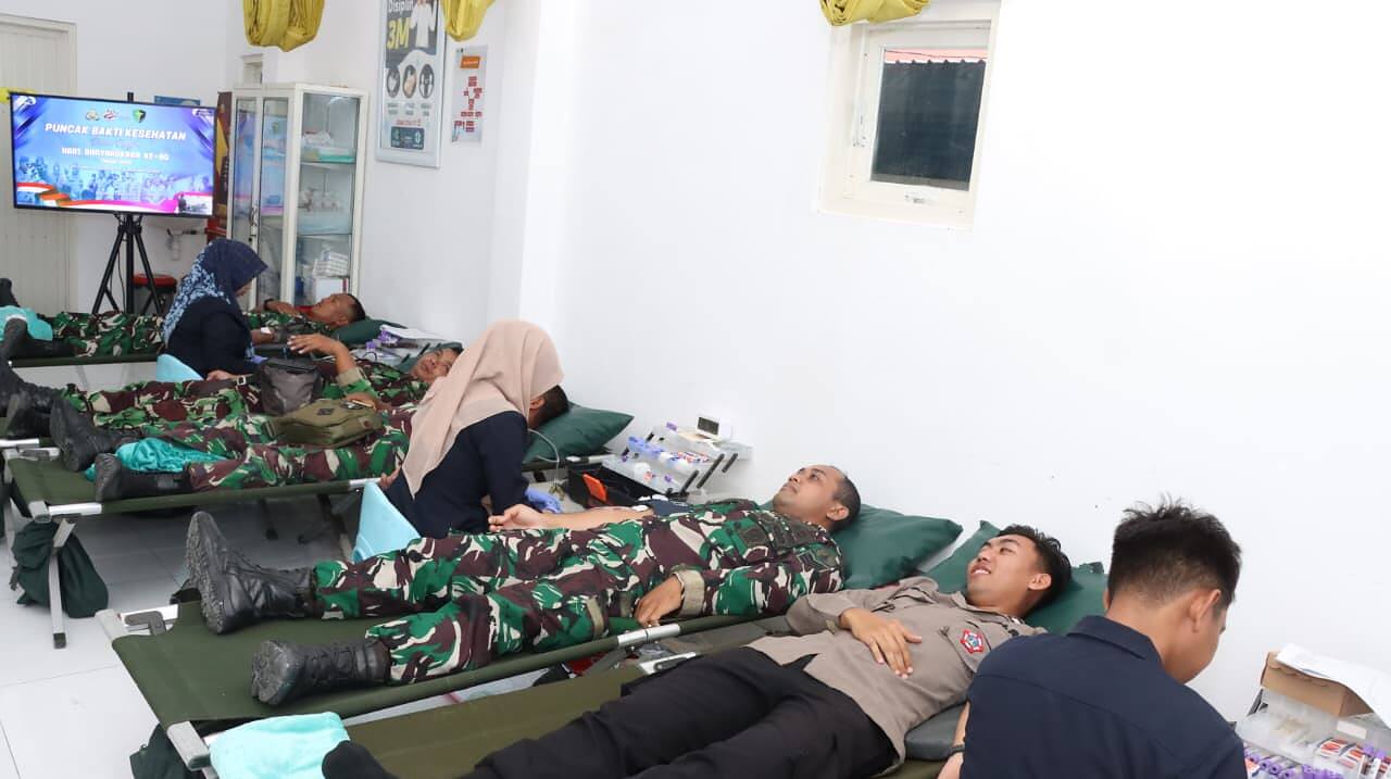 Sambut Hari Bhayangkara ke-80, Prajurit Kodim 0812/Lamongan Donorkan Darah di Polres