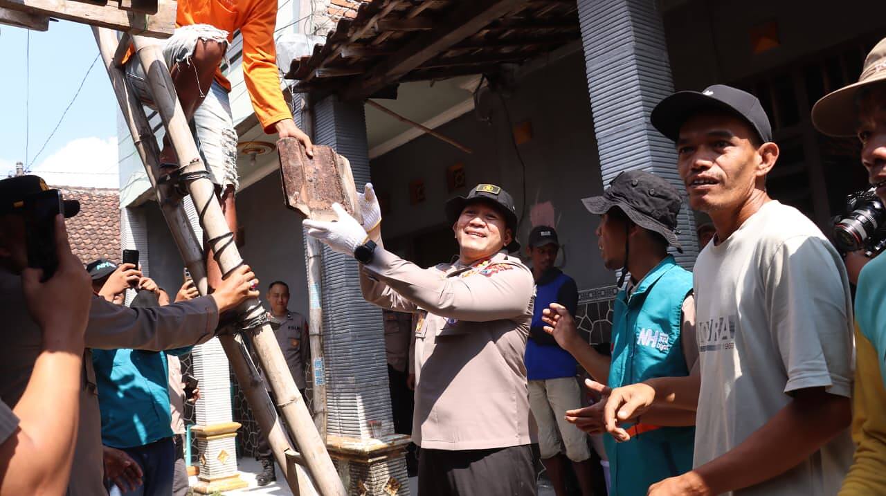 Peringati Hari Bhayangkara ke-80, Polres Lamongan Wujudkan Kepedulian Lewat Bedah Rumah dan Bansos