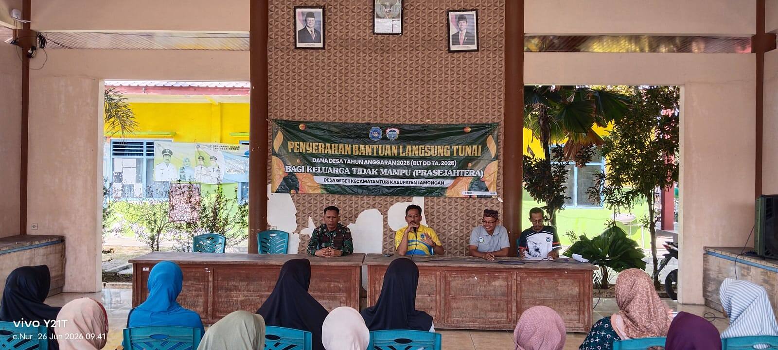 Babinsa Koramil 0812/03 Turi Dampingi Penyaluran BLT Dana Desa di Desa Geger