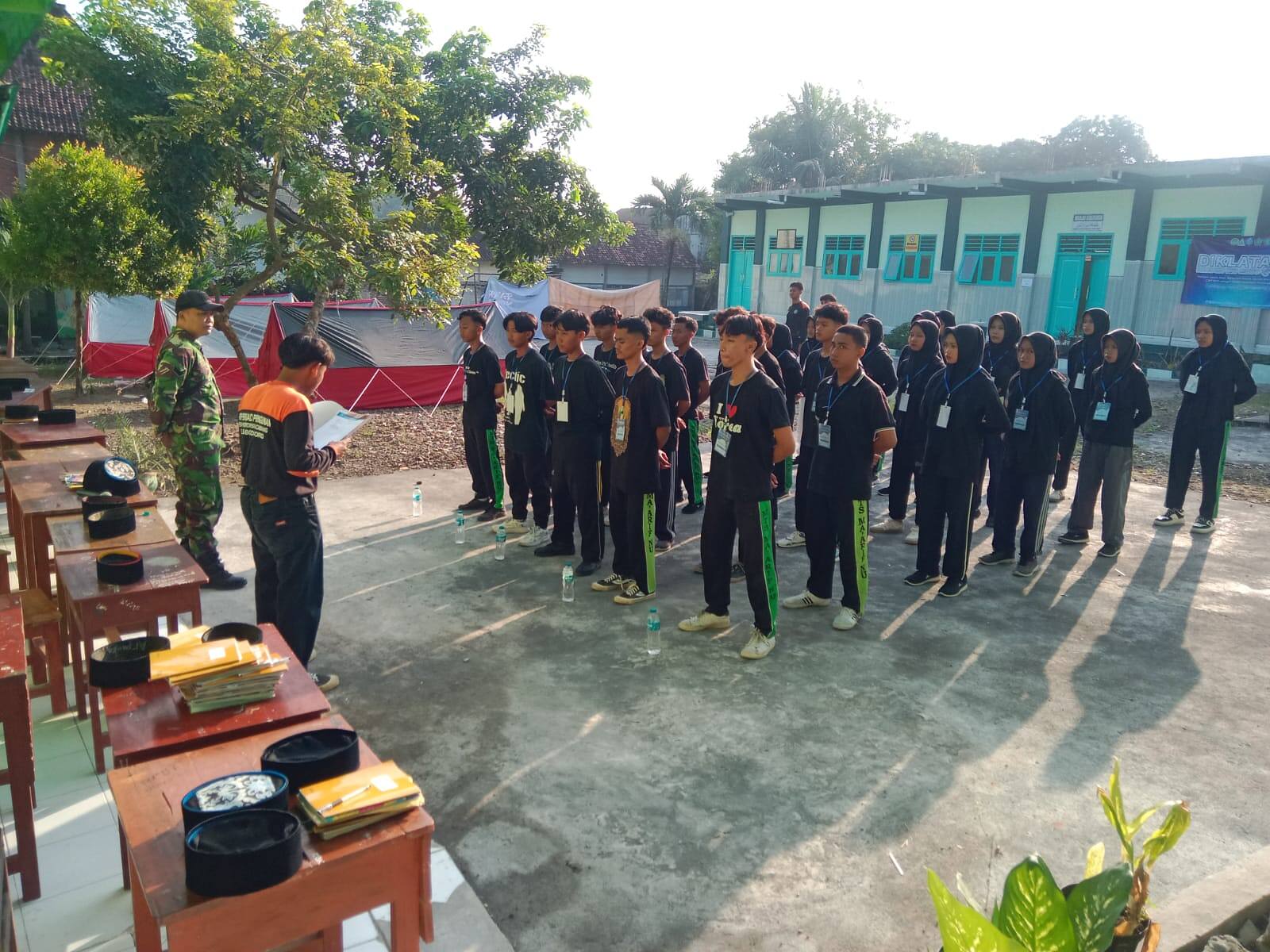 Babinsa Koramil 0812/12 Modo Bekali Siswa SMANU Modo dengan Latihan Baris-Berbaris dan Wawasan Kebangsaan