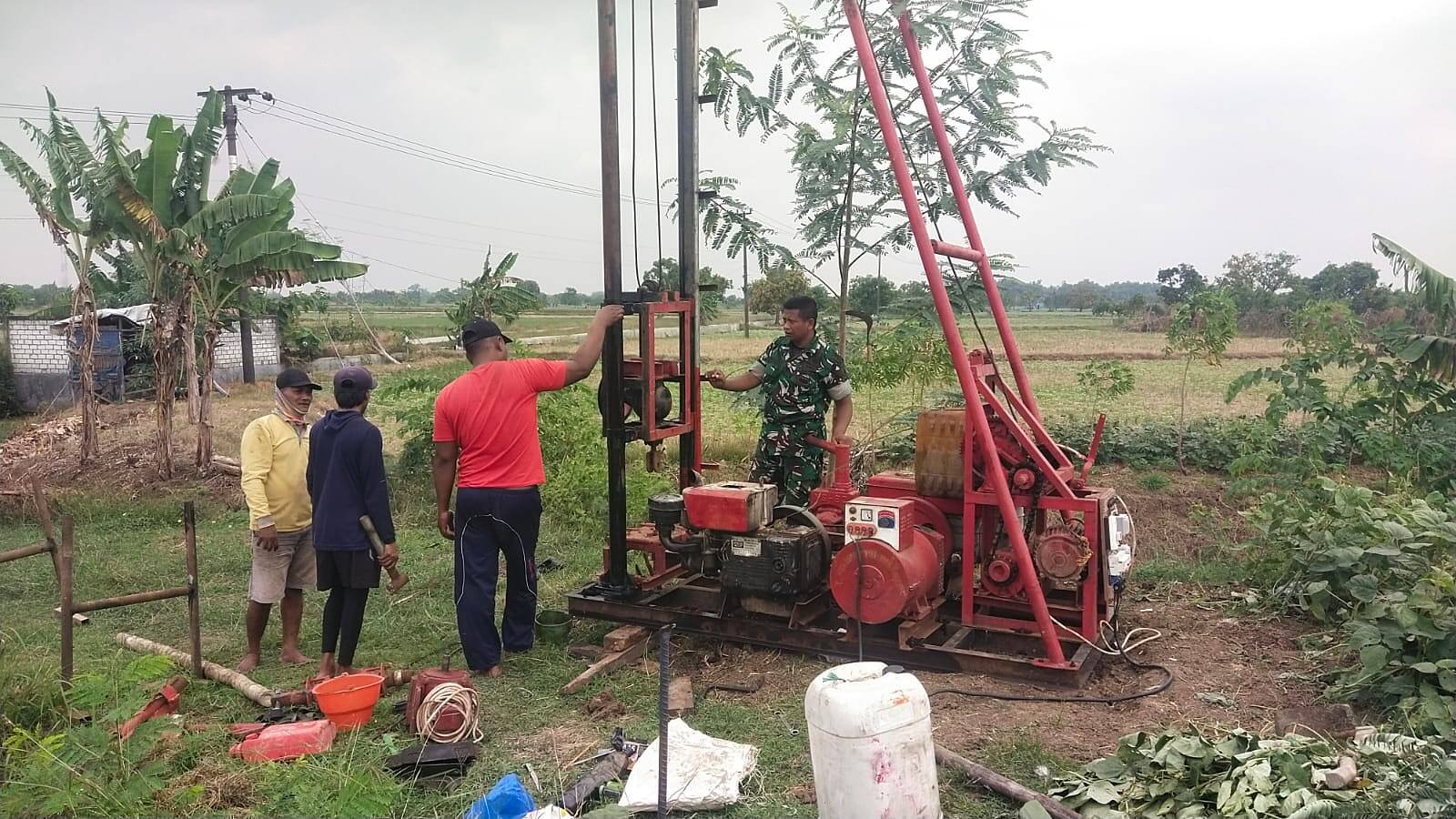 Wujudkan Akses Air Bersih, Babinsa Sarirejo Kawal Pengeboran Sumur di Desa Dermolemahbang