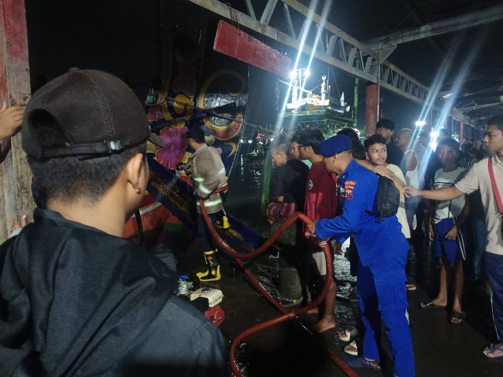 Kapal Pengangkut Ikan Dilalap Api di Dermaga PPN Brondong, Polisi Pastikan Seluruh ABK Selamat