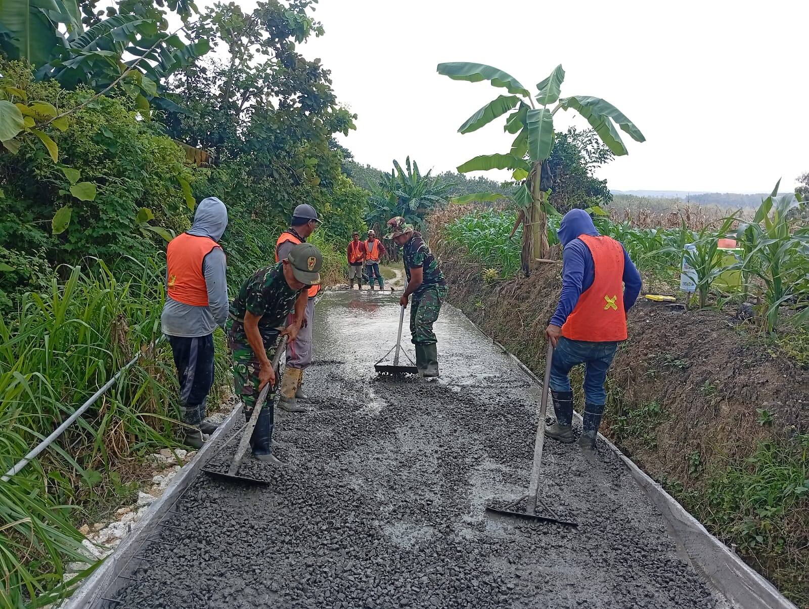 Babinsa Koramil 0812/06 Ngimbang Pimpin Gotong Royong Cor Jalan Usaha Tani pada Pra TMMD