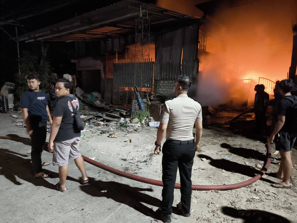 Layanan 110 Bergerak Cepat, Polres Lamongan Tangani Kebakaran Gudang Besi Tua di Sukodadi