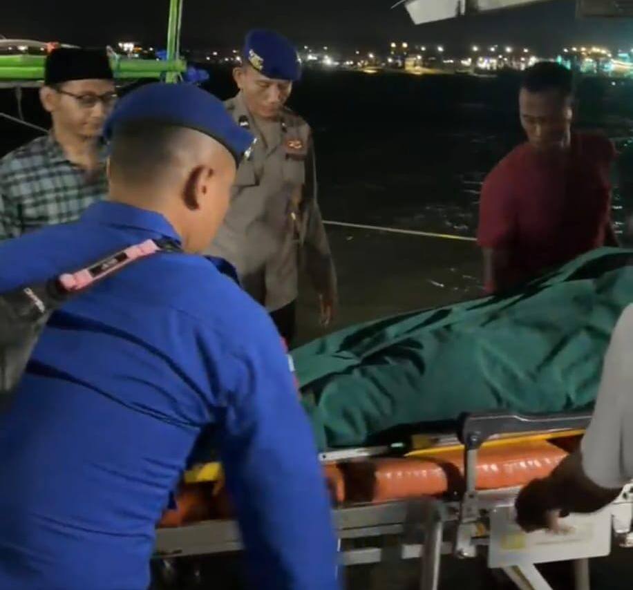 Satpolairud Polres Lamongan Evakuasi Jenazah ABK KMN Mitra Usaha di Perairan Masalembu