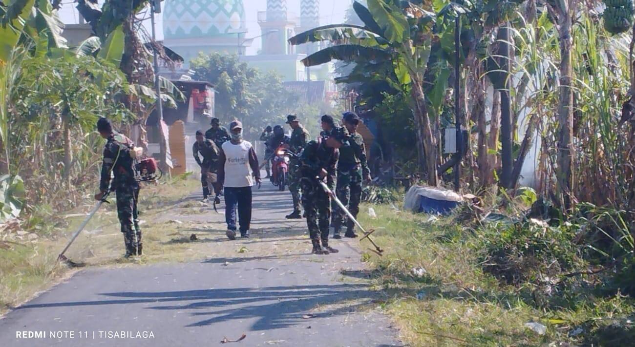 Babinsa Ngimbang Bersama Yonif TP 887/KJM Gelar Karya Bakti