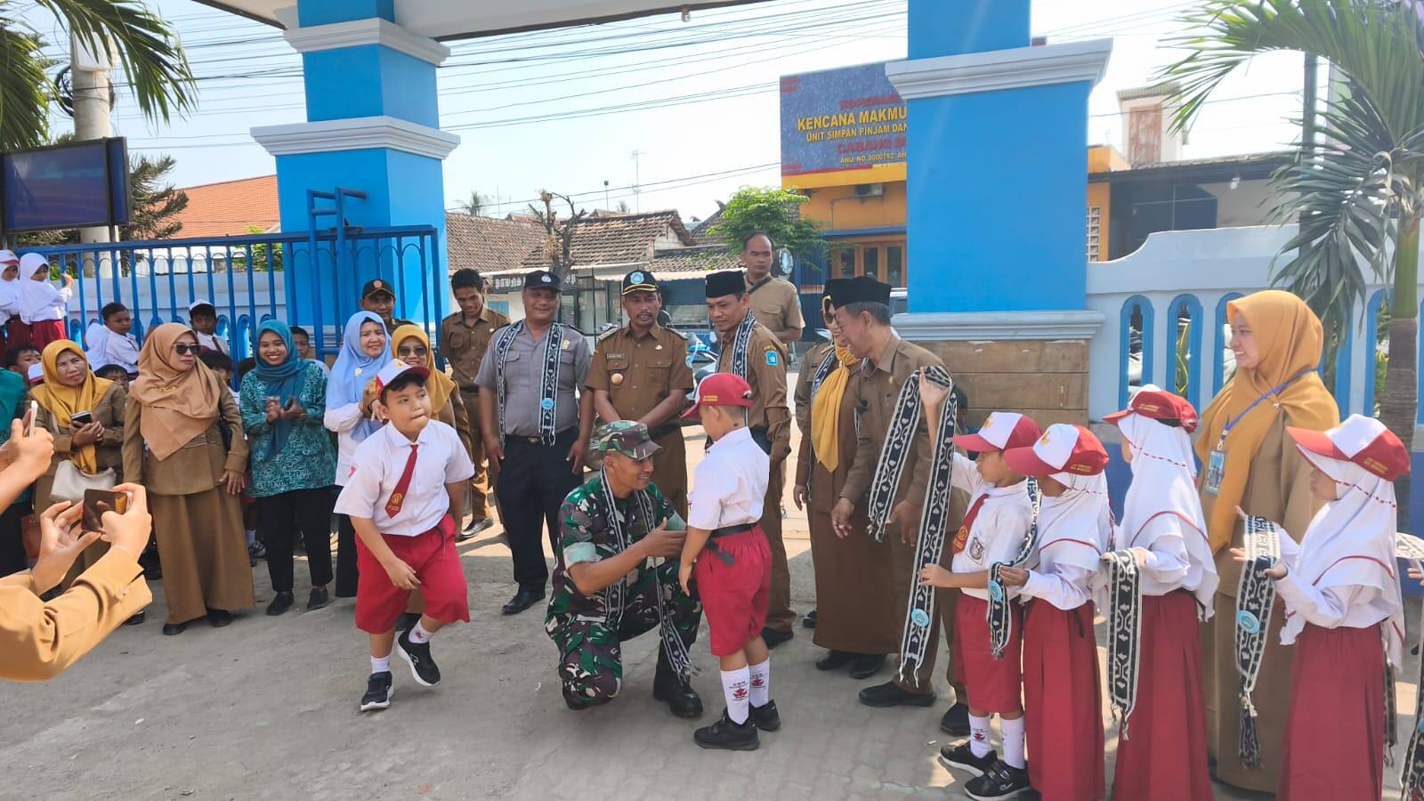 Babinsa Kodim 0812/Lamongan Bentuk Karakter Siswa Sejak Hari Pertama