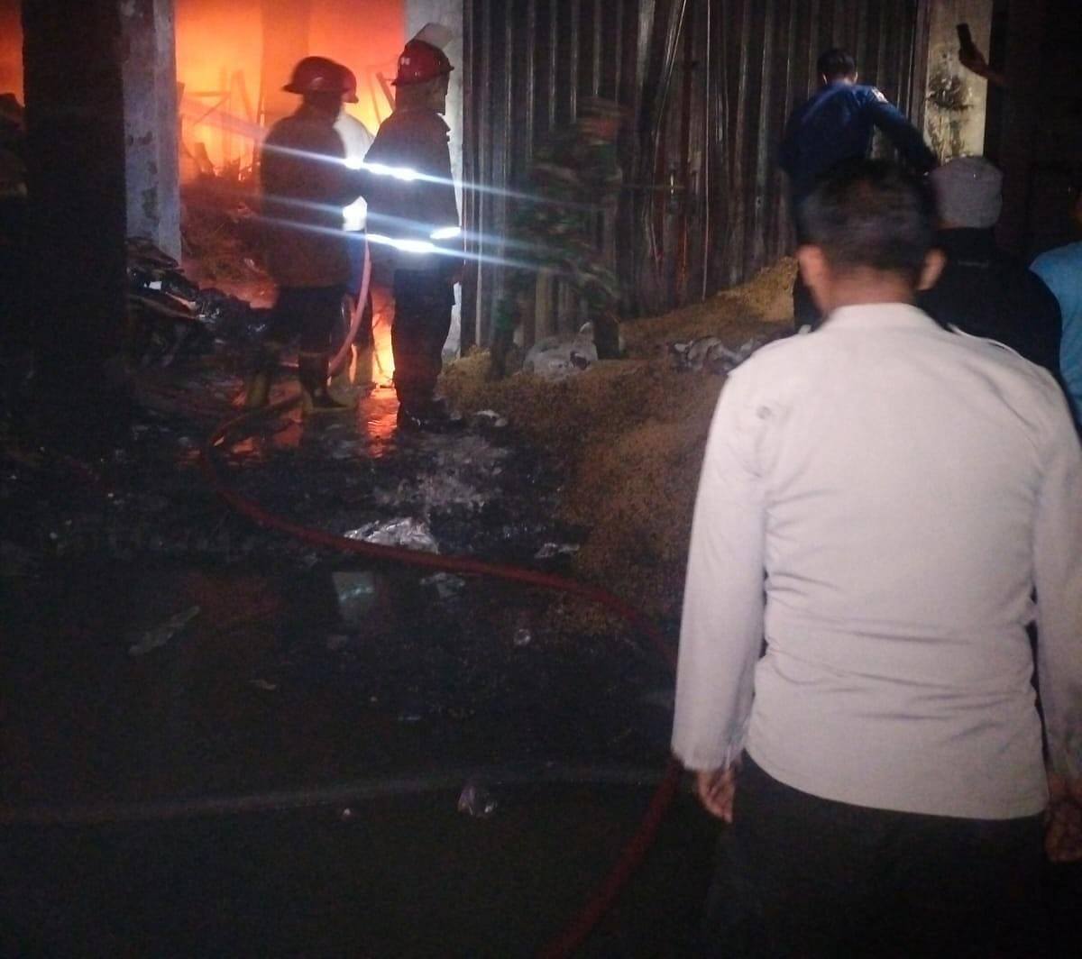 Polres Lamongan Gerak Cepat Tangani Kebakaran Pasar Agrobis, 10 Stand Terdampak