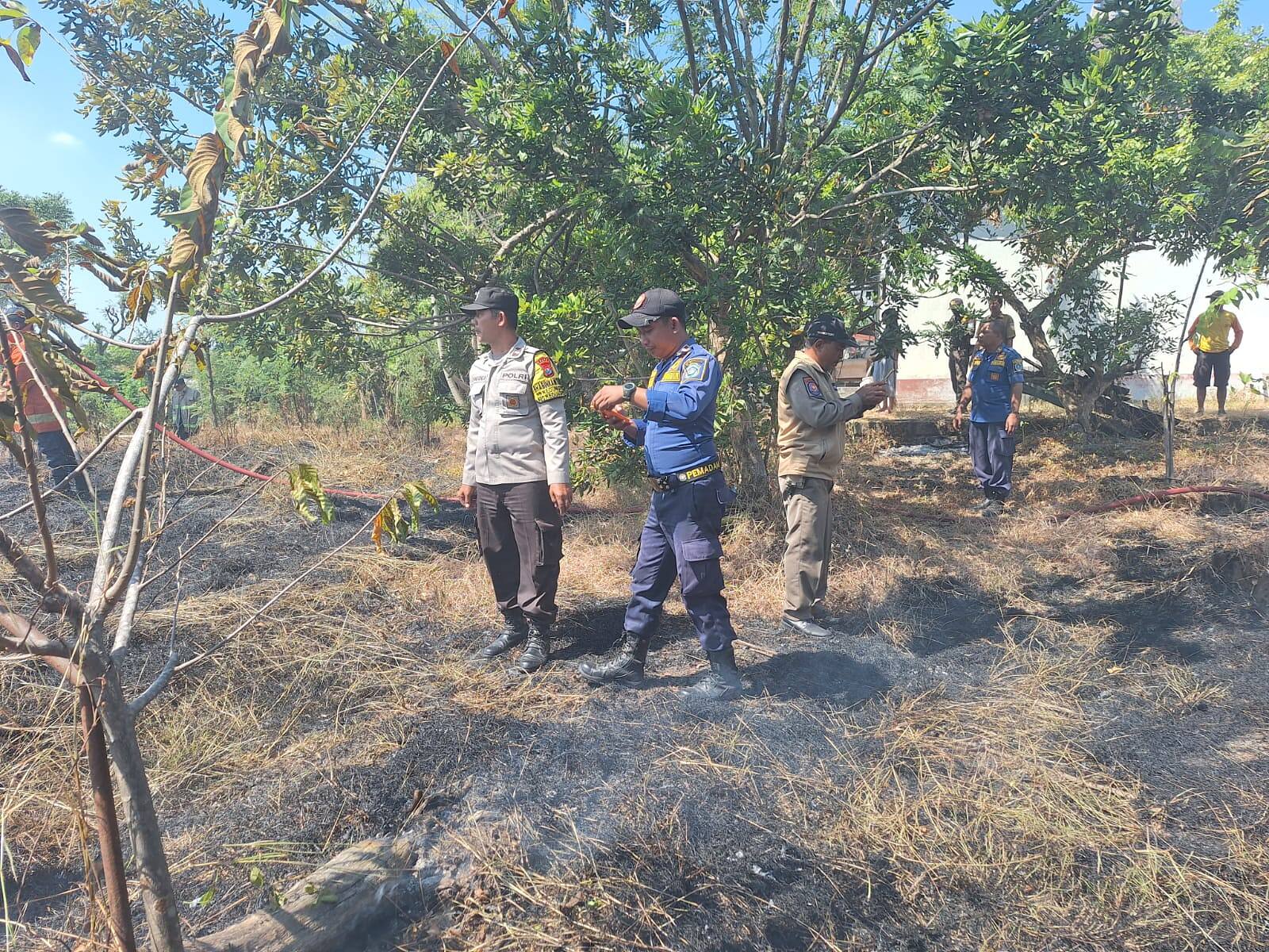 Gerak Cepat Polres Lamongan Tangani Kebakaran Lahan, Diduga Dipicu Puntung Rokok