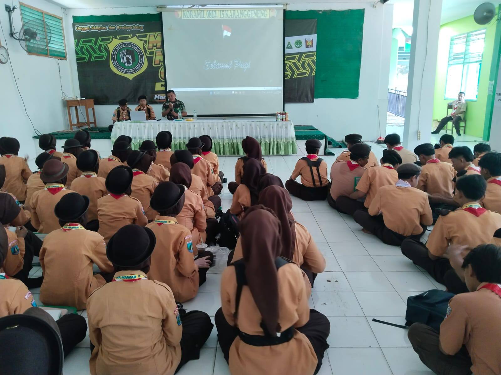 Babinsa Gembleng 443 Siswa MA Matholi’ul Anwar dengan Materi Bela Negara