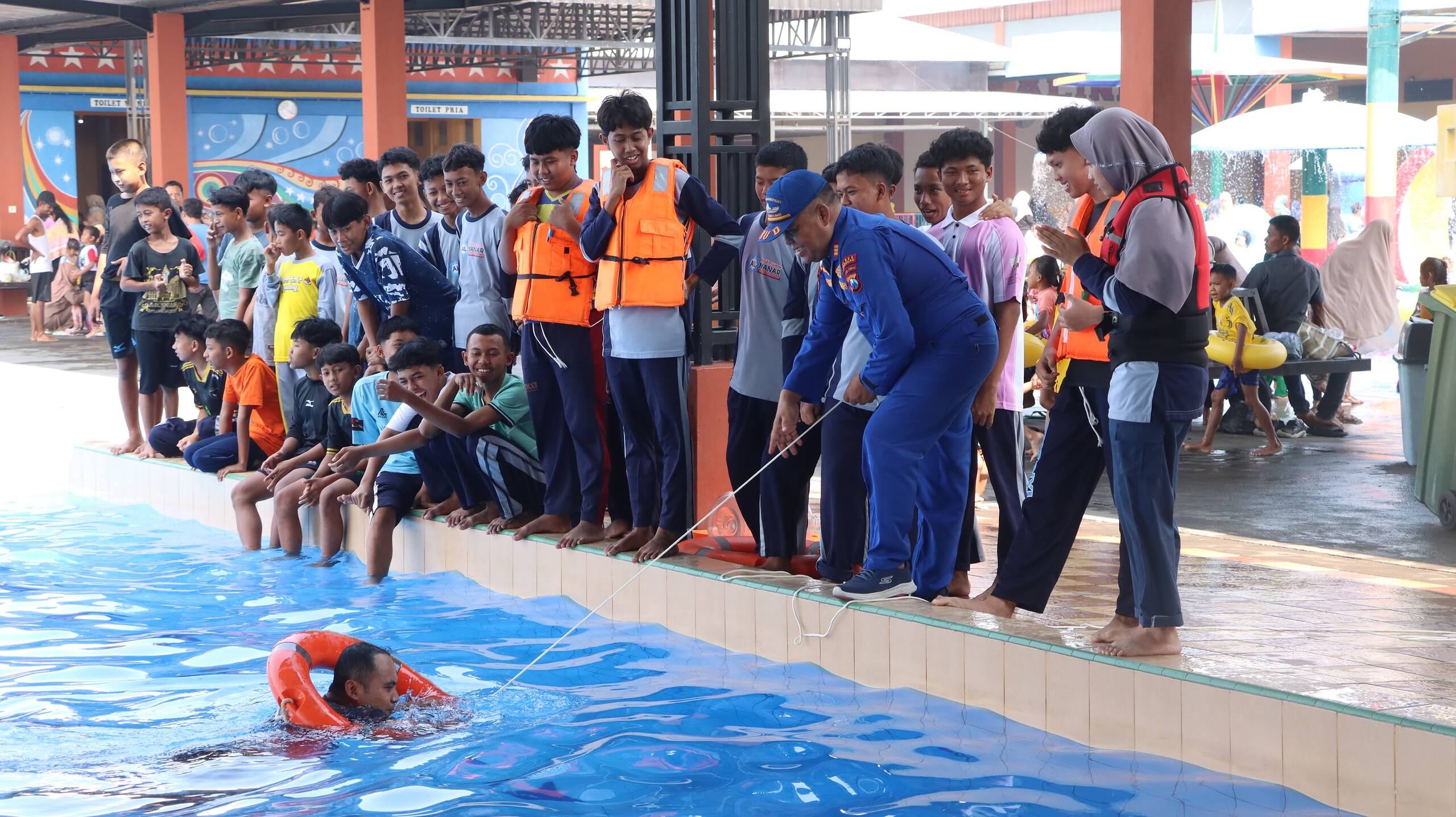 Bekali Santri Al Manar, Satpolairud Polres Lamongan Ajarkan Berenang dan Pertolongan Air