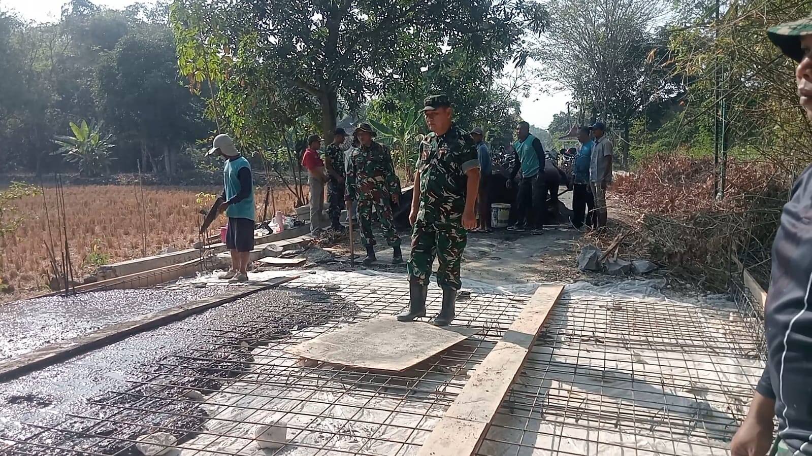 Perkuat Kemanunggalan, Danramil Kota Pimpin Pembangunan Jembatan Aramco