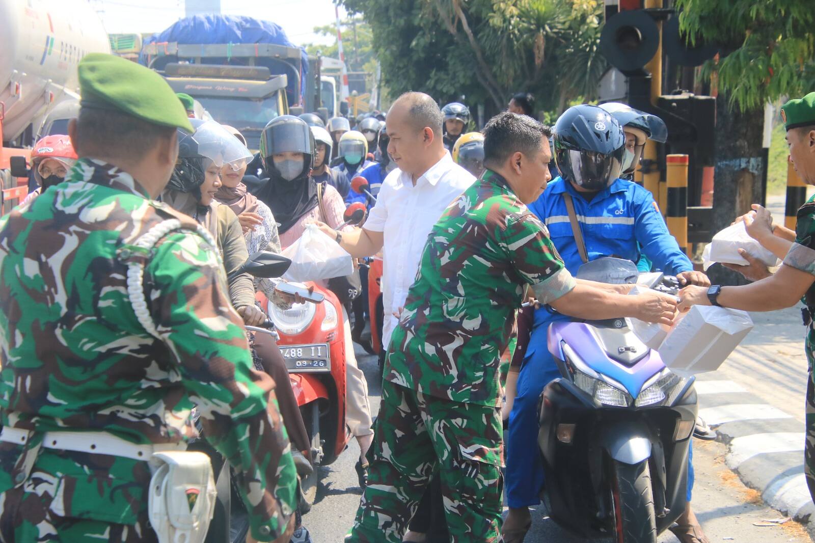 Jumat Berkah, Dandim 0812 Lamongan Berbagi untuk Sesama