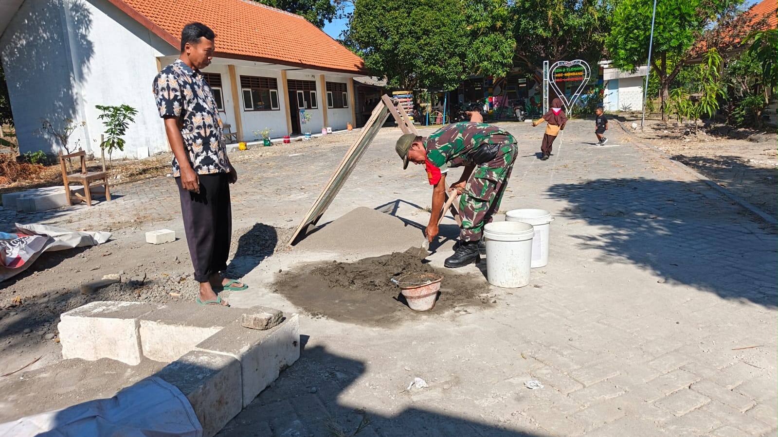 Peduli Lingkungan, Babinsa Tlemang Percantik SDN 2 dengan Pot Bunga