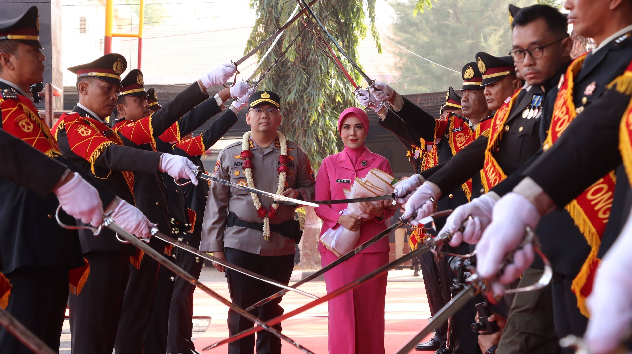 Tradisi Pedang Pora Sambut Kapolres Baru Lamongan