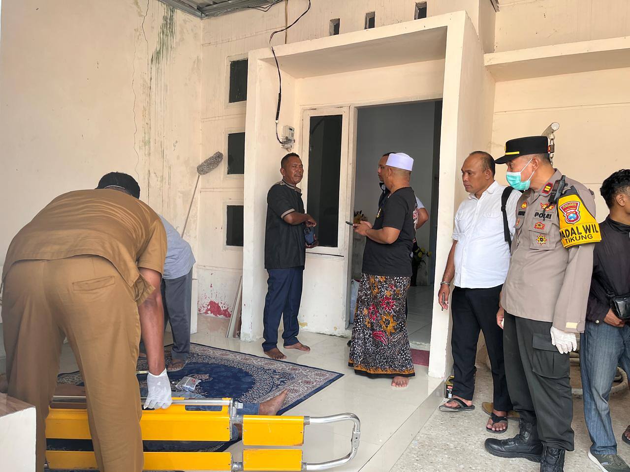Polres Lamongan Evakuasi Jenazah Pria yang Tewas di Teras Kos