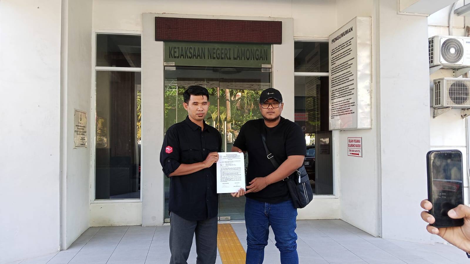 Aktivis Laporkan Dugaan Korupsi Kades Brengkok ke Kejari Lamongan, Sertakan Flashdisk Bukti
