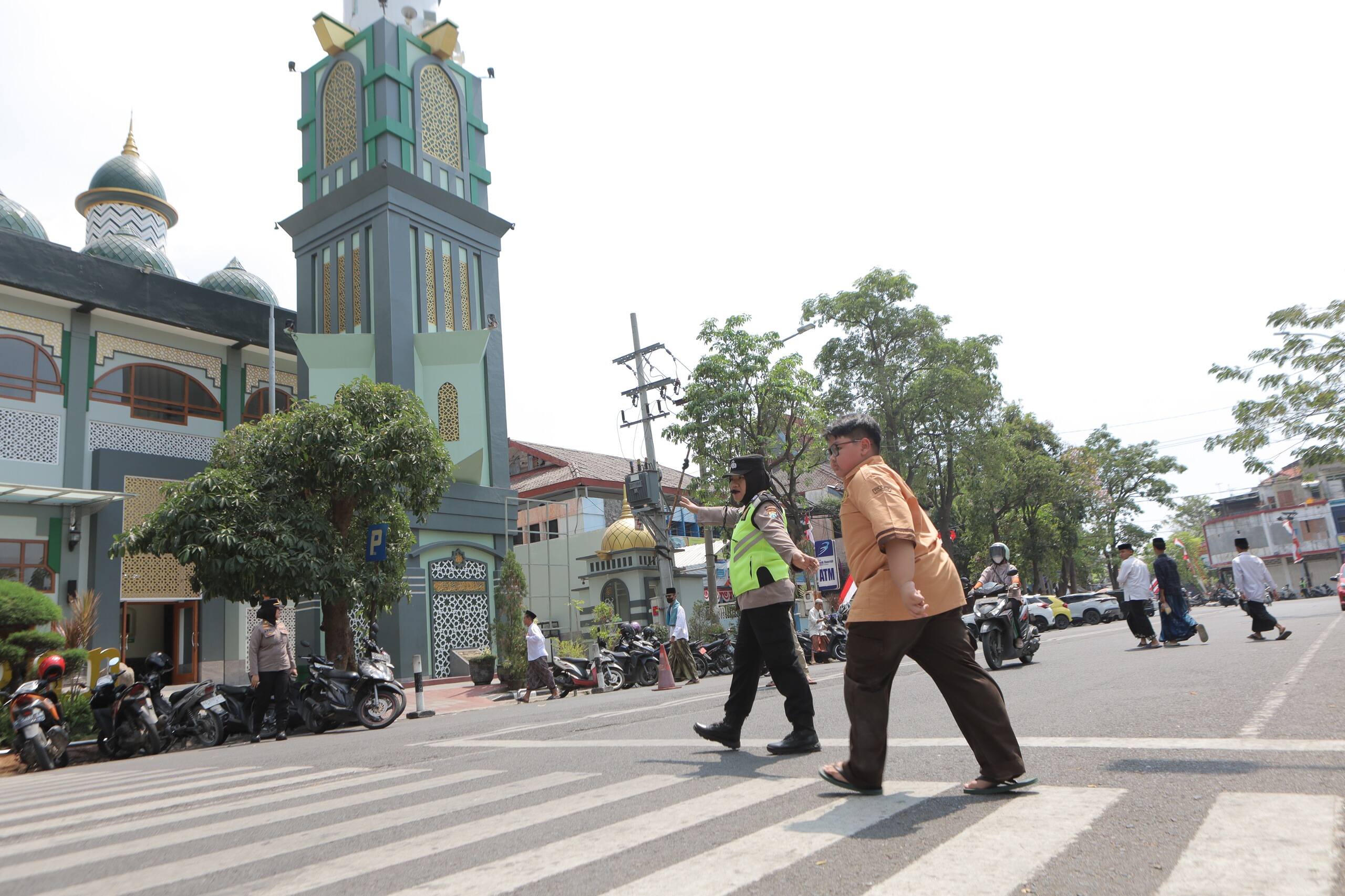 Polwan Polres Lamongan Perkuat Pengamanan Sholat Jumat