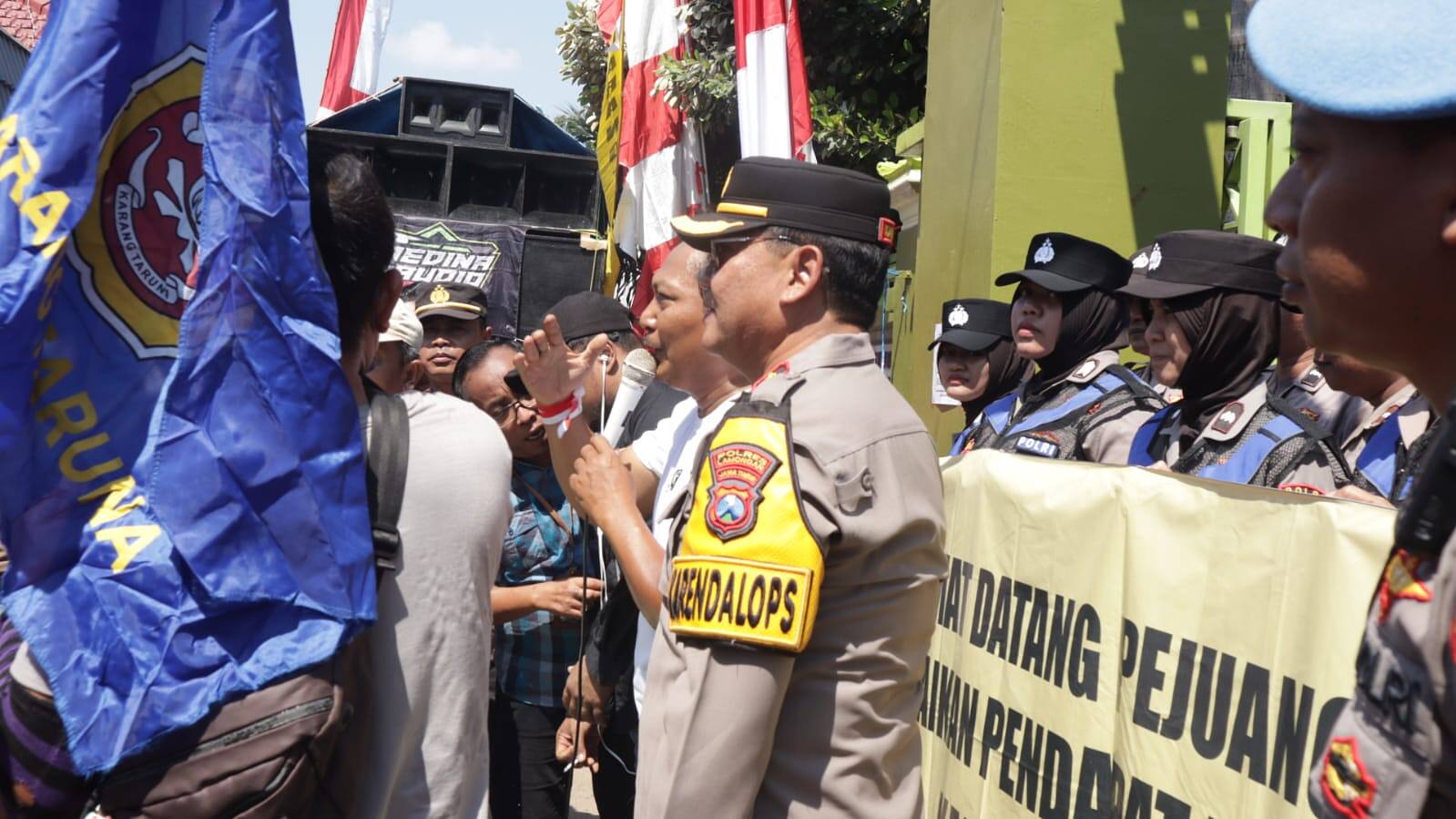 Polres Lamongan Kawal Aksi Warga Brengkok dengan Pendekatan Humanis