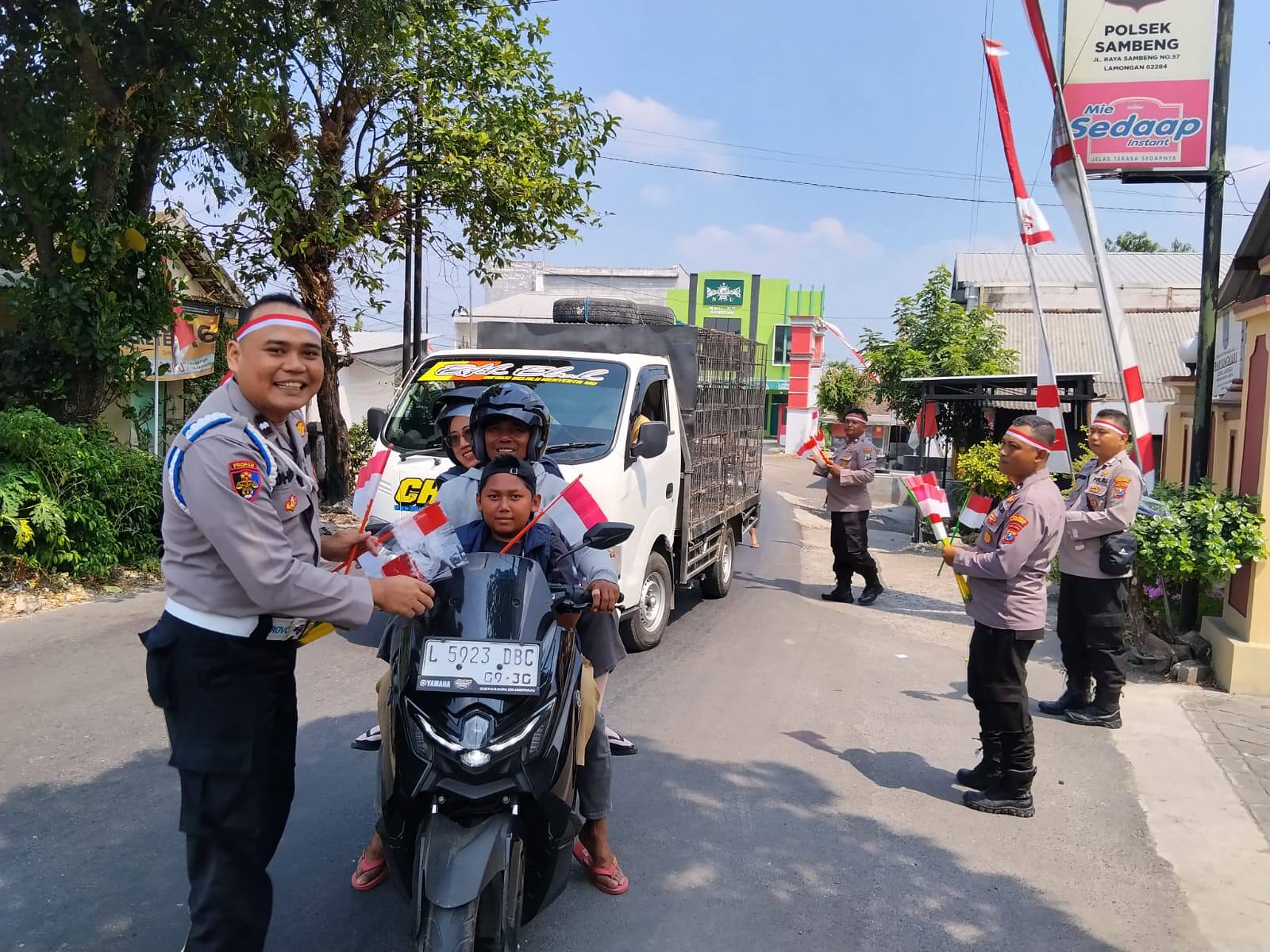 2.000 Bendera Merah Putih Dibagikan Polres Lamongan