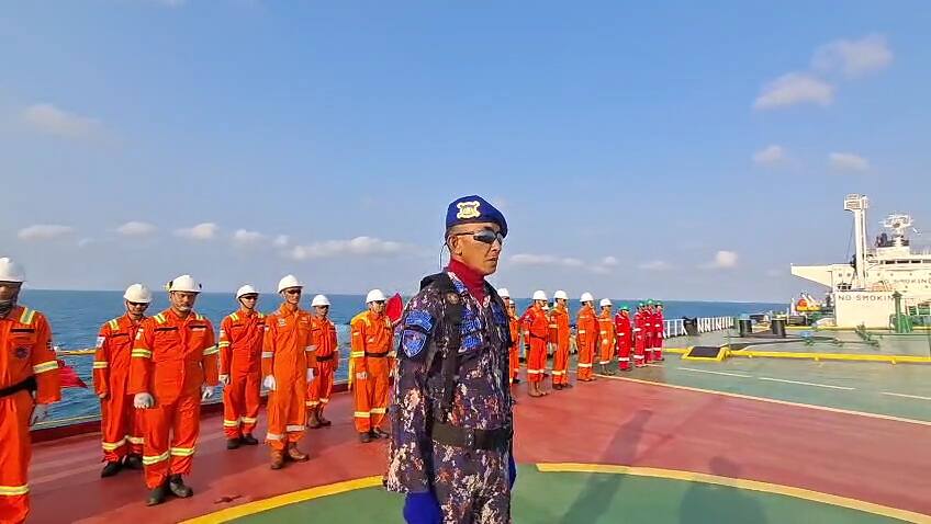 Semarak HUT ke-81 RI, Satpolairud Polres Lamongan Gelar Upacara di Kapal