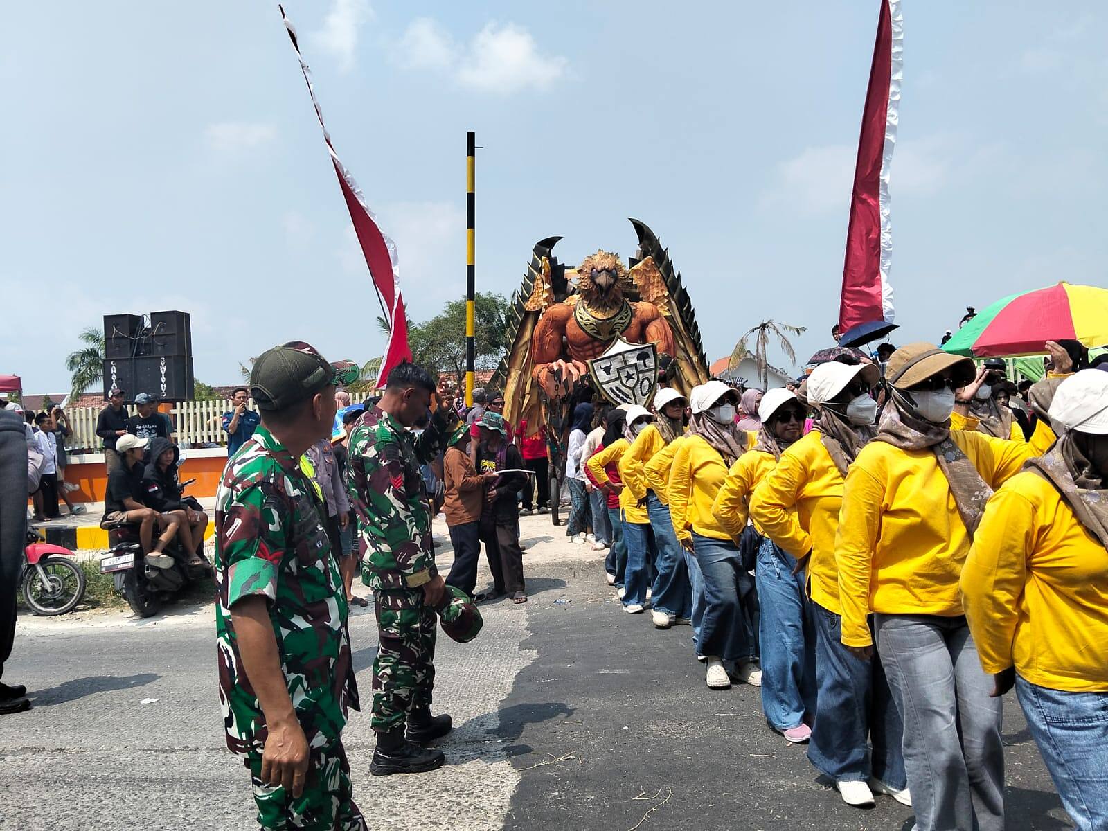 Perkuat Sinergi, TNI-Polri Amankan Karnaval di Sungelebak