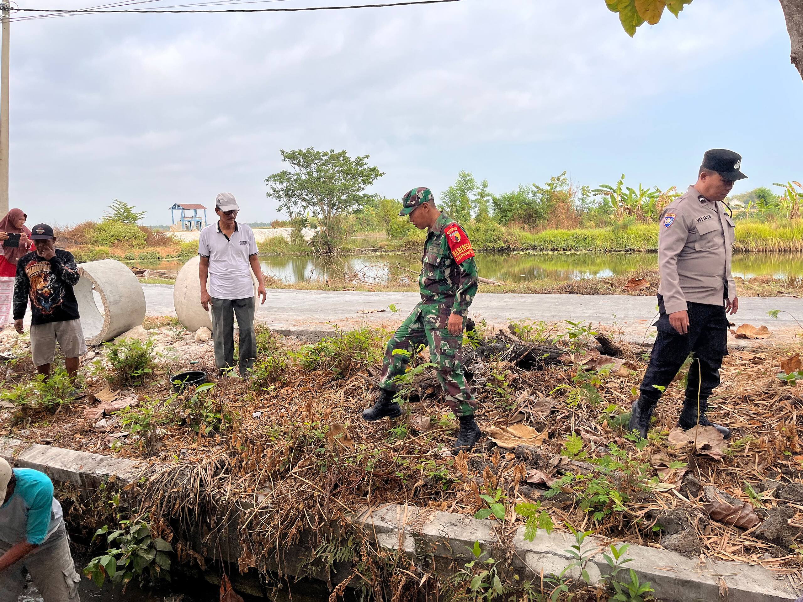 Babinsa Pucuk dan Warga Bersama Wujudkan Semangat Gotong Royong