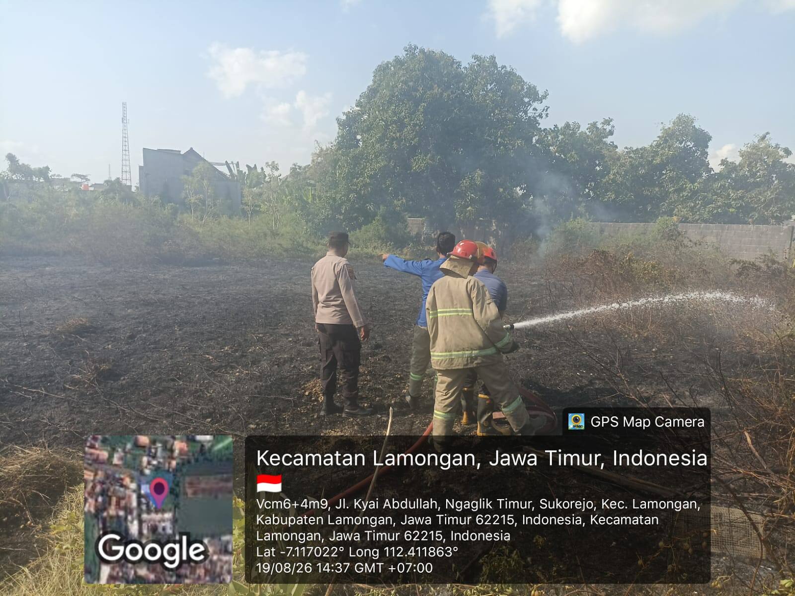 Laporan 110 Masuk, Polres Lamongan Sigap Padamkan Kebakaran