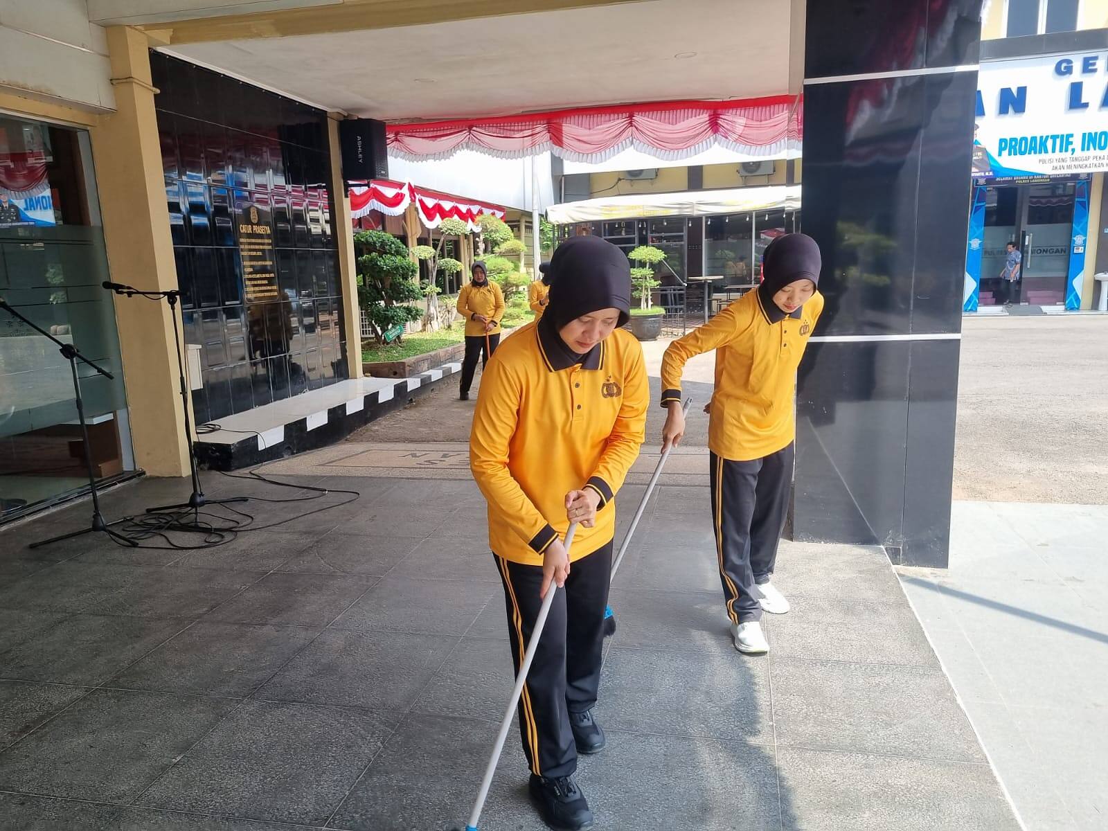 Sambut HUT ke-78, Polwan Polres Lamongan Gotong Royong Bersihkan Mako