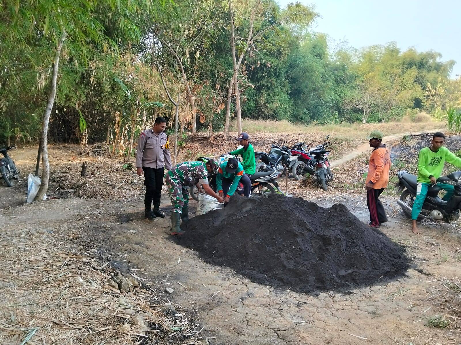 Babinsa Koramil 0812/09 Mantup Bersama Petani Perbaiki Akses Jembatan Sawah